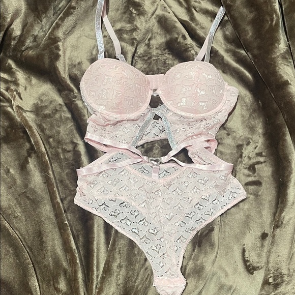 Elegant Pink Lace Lingerie Set - Picture 1 of 4